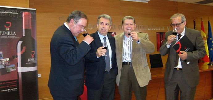 Cerdá, segundo por la izquierda, prueba un vaso de vino junto a los organizadore