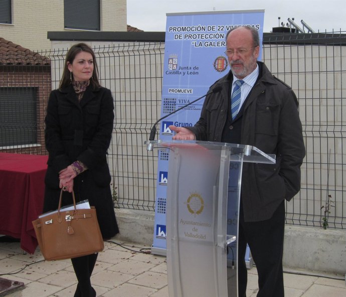 El alcalde de Valladolid interviene ante la concejal de Urbanismo en un acto de 