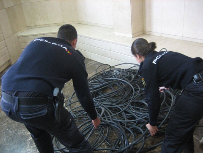 Agentes de la Policía Nacional de Málaga con el cobre intervenido 