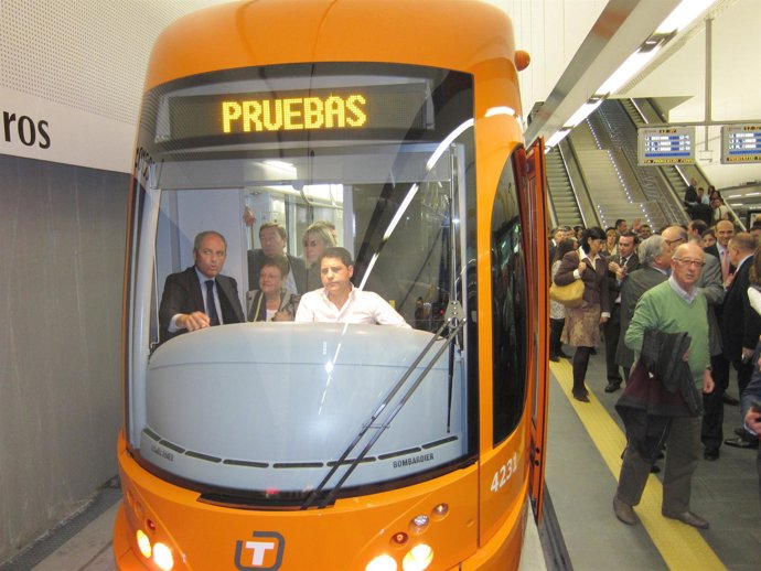 Llegada del TRAM con Francisco Camps, Sonia Castedo y Luisa Pastor