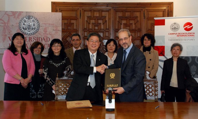 Foto de la firma del convenio