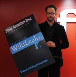 El exportavoz de Wikileaks, Daniel Domscheit-Berg, con su libro: 'Dentro de Wiki