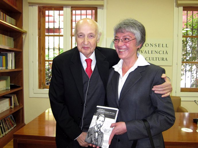 El presidente del CVC, Santiago Grisolía, y María Amparo Salinas, autora de la b