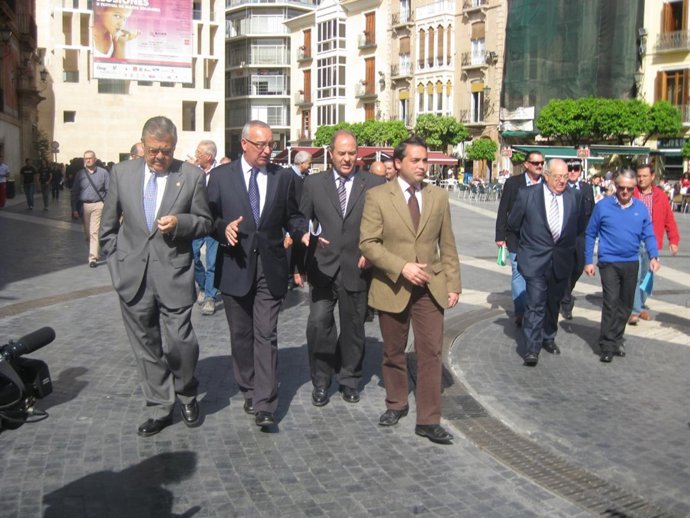 Los concejales, dando el paseo