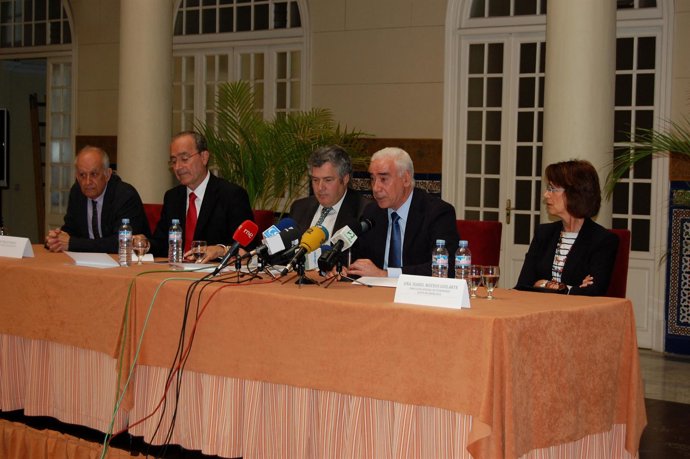 El arquitecto José Seguí; el alcalde, Francisco de la Torre; el presidente de Ho