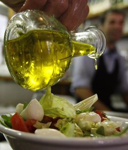 Una ensalada con aceite de oliva