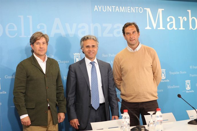 El concejal de Turismo de Marbella, José Luis Hernández, en el centro
