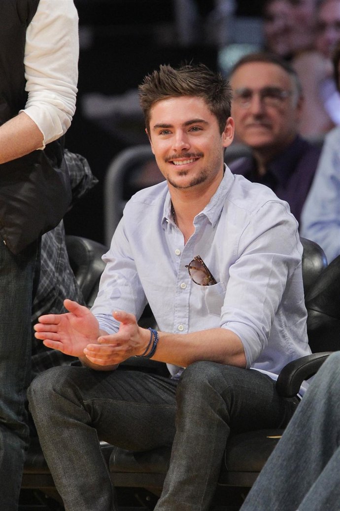Zac Efron luce nuevo look en un partido de los Lakers