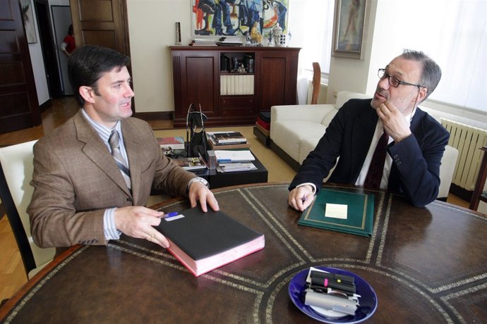 O conselleiro de Cultura e Turismo, Roberto Varela, e o conselleiro de Medio Rur