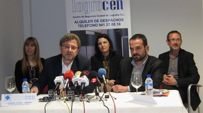 Líder de 'Ciudadanos de Logroño', Julio Revuelta y varios militantes