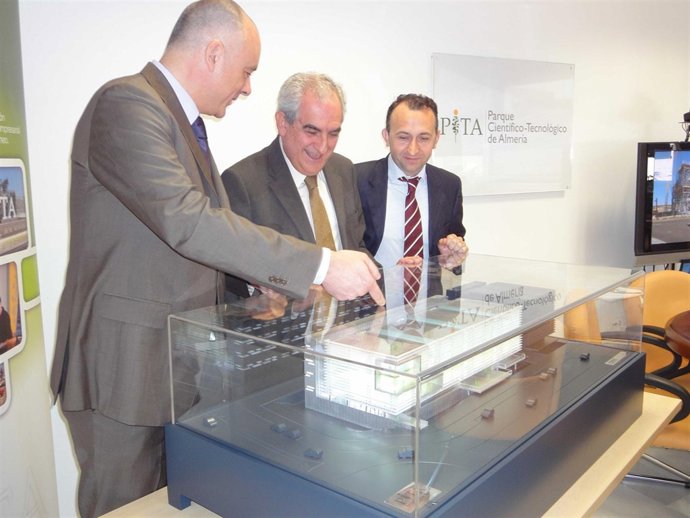 El arquitecto del PITA, José Ángel Ferrer, el director general del PITA, Alfredo