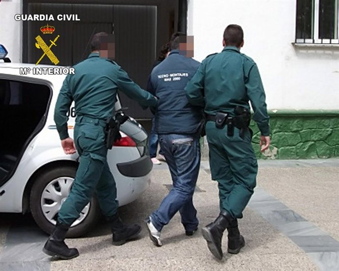 El detenido es conducido al cuartel de la Guardia Civil