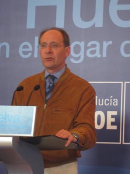 El consejero de Medio Ambiente, José Juan Díaz Trillo, en rueda de prensa.