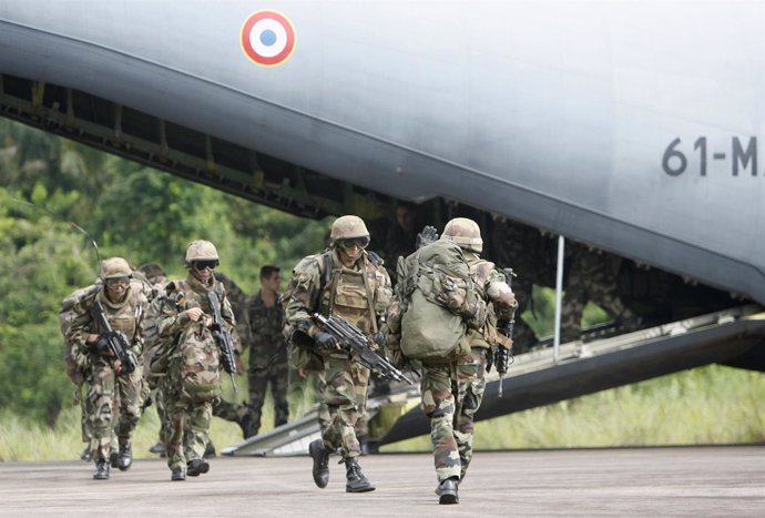 Tropas francesas desembarcan en Costa de Marfil
