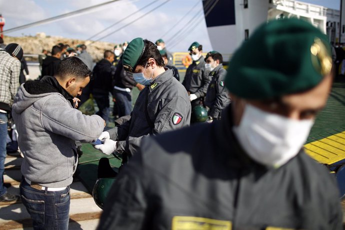 Inmigrantes tunecinos llegan a la isla italiana de Lampedusa