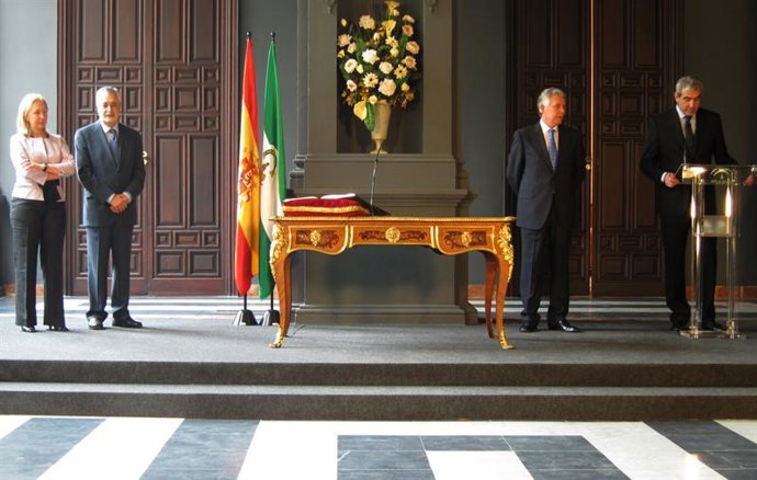 Griñán asiste a la toma de posesión de Menacho