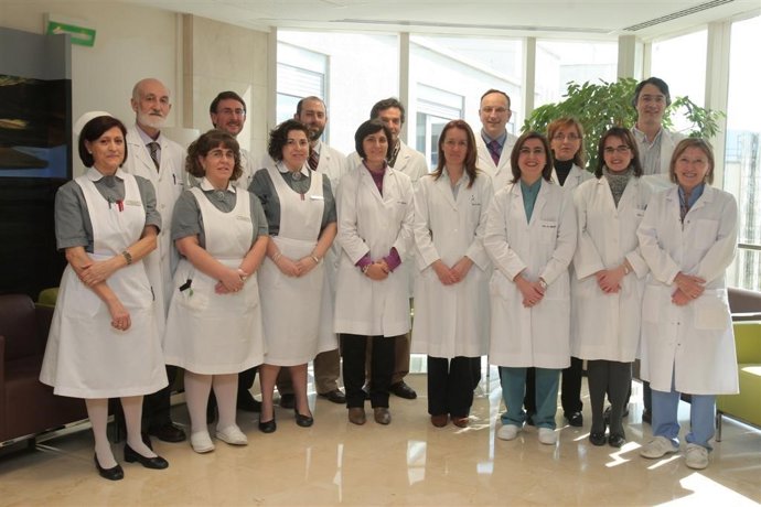  En segunda fila, los especialistas de la Clínica, los doctores Oscar Fernández 