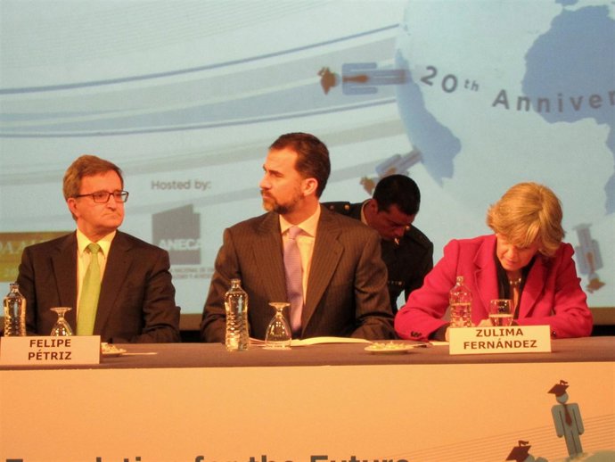 El Príncipe de Asturias junto al secretario de Estado de Ciencia y la directora 