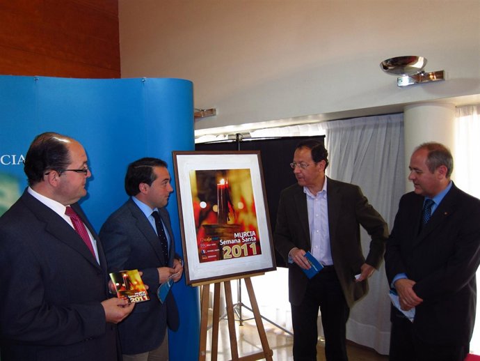 El responsable de Cajamar, el concejal de Festejos, Rafael Gómez, el alcalde de 