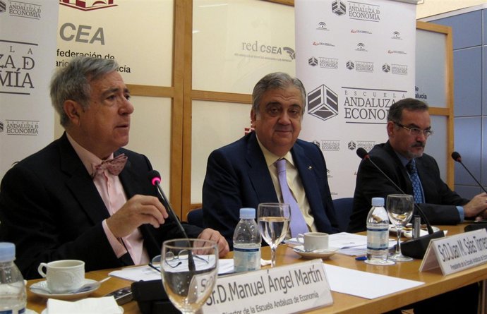El director y el presidente de la Escuela Andaluza de Economía, Manuel Ángel Mar