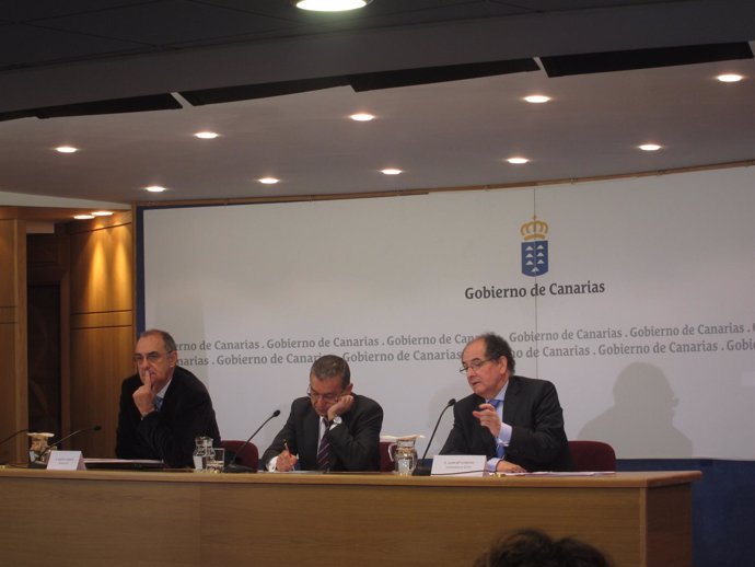 Presidente del Gobierno de Canarias, Paulino Rivero (en el centro)