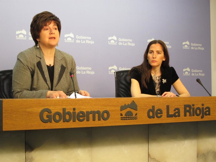 Consejera de Turismo, Aránzazu Vallejo, y directora general de Turismo, Mónica F