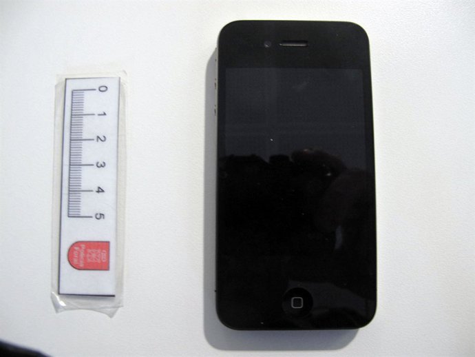 Uno de los teléfonos móviles sustraidos por los cuatro detenidos.