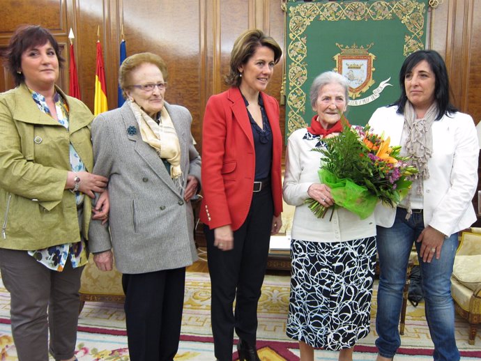 Barcina recibe en el Ayuntamiento a la centenaria Encarna Moreno.