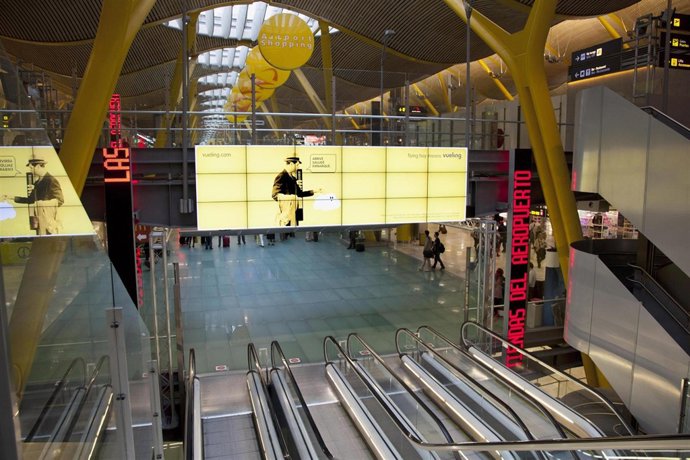 Barajas renueva sus soportes publicitarios