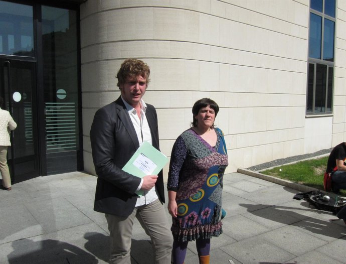 El secretario territorial de EA en Navarra, Maiorga Ramirez, y la representante 