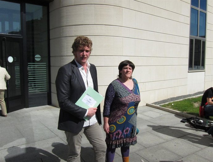 El secretario territorial de EA en Navarra, Maiorga Ramirez, y la representante 