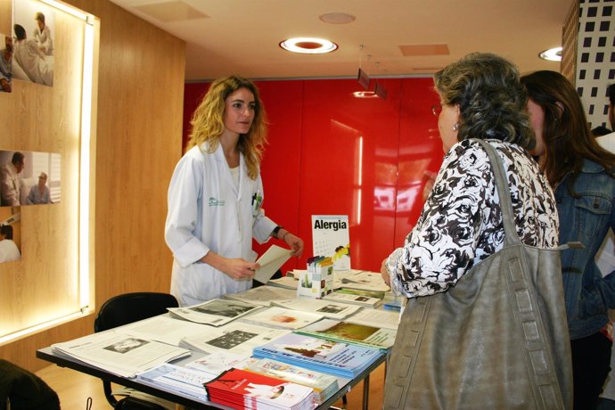 Mesa informativa sobre alergias en el Hospital Macarena de Sevilla