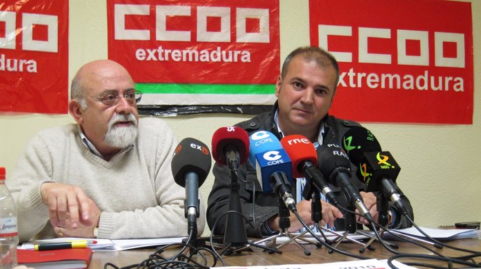 Julián Tovar y Pedro Sánchez, de la sección de Correos de CC.OO. en Extremadura 