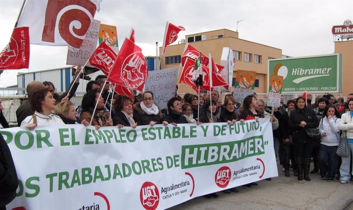 Protesta de los trabajadores de Hibramer a las puertas de la fábrica de piensos 