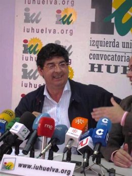 El coordinador regional de IULV-CA, Diego Valderas, en rueda de prensa.
