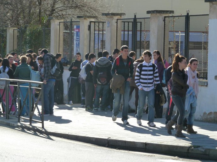 Adolescentes en la aentrada del  instituto