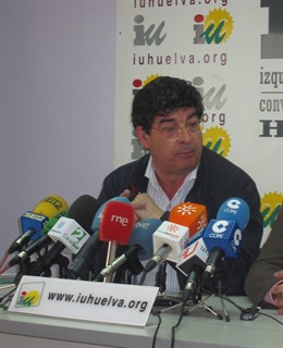 El coordinador regional de IULV-CA, Diego Valderas, en rueda de prensa.
