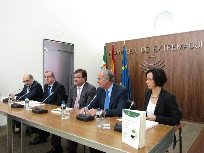 Presentación del libro 'El nuevo Estatuo de Extremadura'