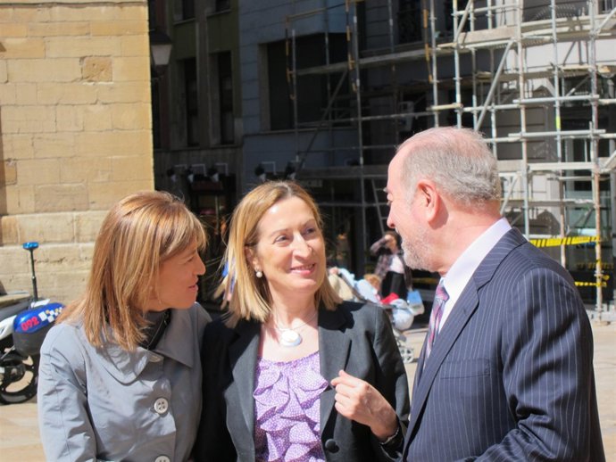 Ana Pastor, en el centro, junto a Isabel Pérez-Espinosa y Gabino de Lorenzo
