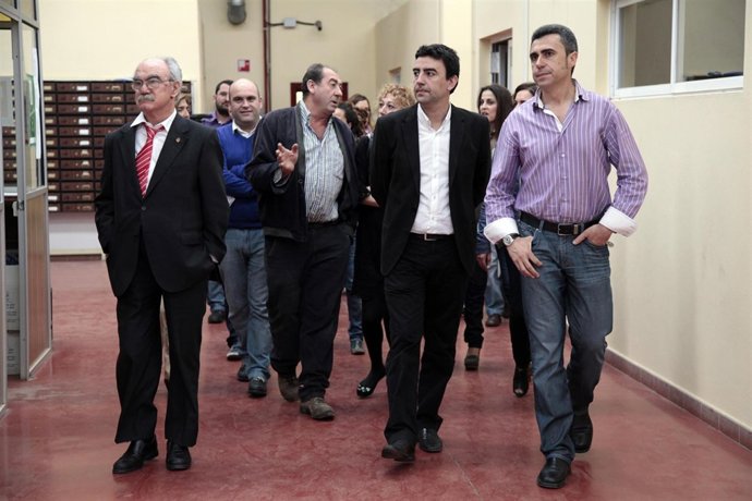 El secretario general del PSOE de Huelva, Mario Jiménez, junto al alcalde de Car