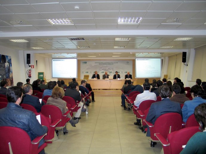 FOTO Y NOTA DE PRENSA: MEDIO CENTENAR DE EMPRESAS ANDALUZAS SE INFORMAN SOBRE EL