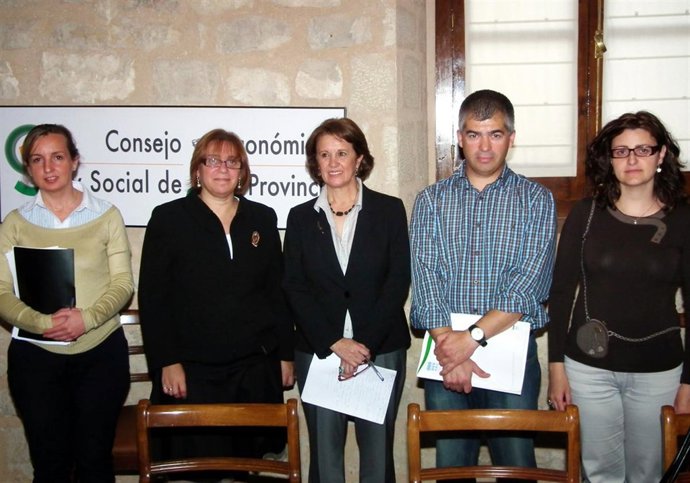 La presidenta del CES de la provincia de Jaén, Carmen Rísquez, junto a los autor