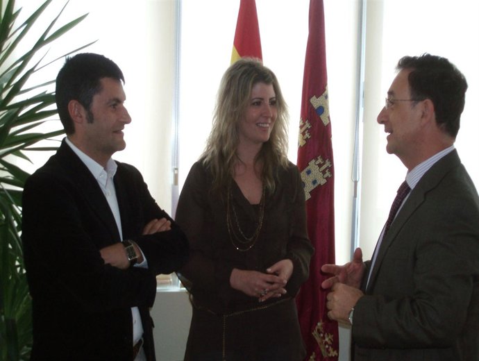 La coordinadora de UPTA MURCIA, Mamen Martínez, acompañada por Eduardo Abad, sec