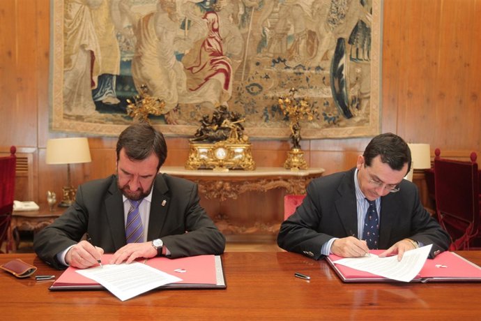 El consejero Corpas y el rector de la Universidad de Navarra en la firma de un a