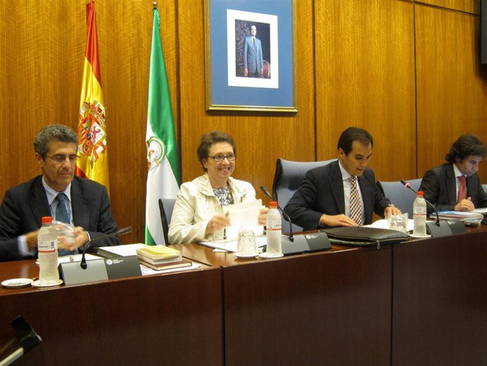 La consejera de Hacienda y Administración Pública, Carmen Martínez Aguayo, en co