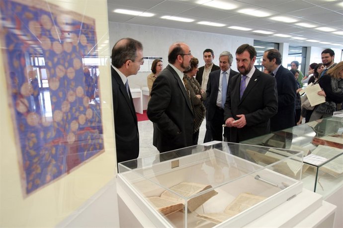 Jesús Mari Usunariz conversa con el consejero Corpas en la exposición. 