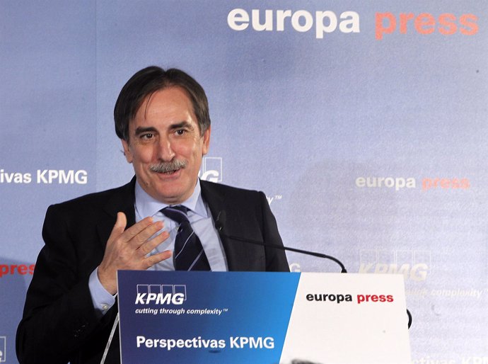 Valeriano Gómez en tribuna (con el logo de Europa Press) durante el encuentro 'P