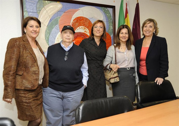 María Gámez, en el centro, en una reunión con Amupema