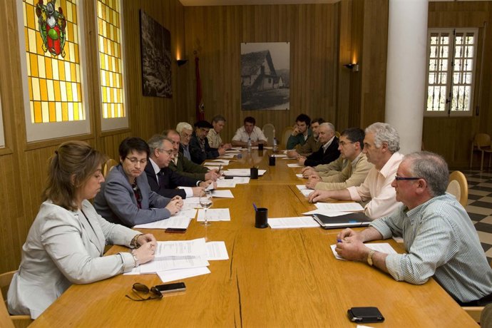 El presidente Sanz y las consejeras Salanueva y Sanzberro, con los miembros de l
