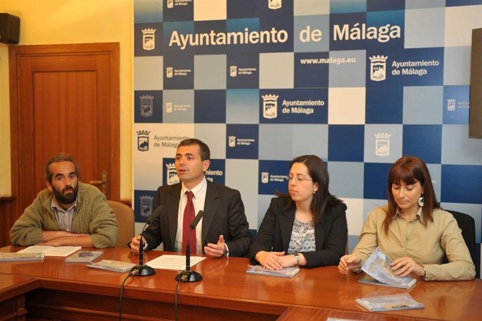 Julio Andrade junto con representantes de Accem y Málaga Acoge